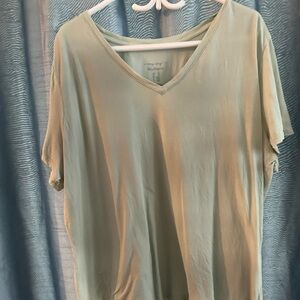 In Every Story -boyfriend-2X vneck tshirt - olive green- new or like new